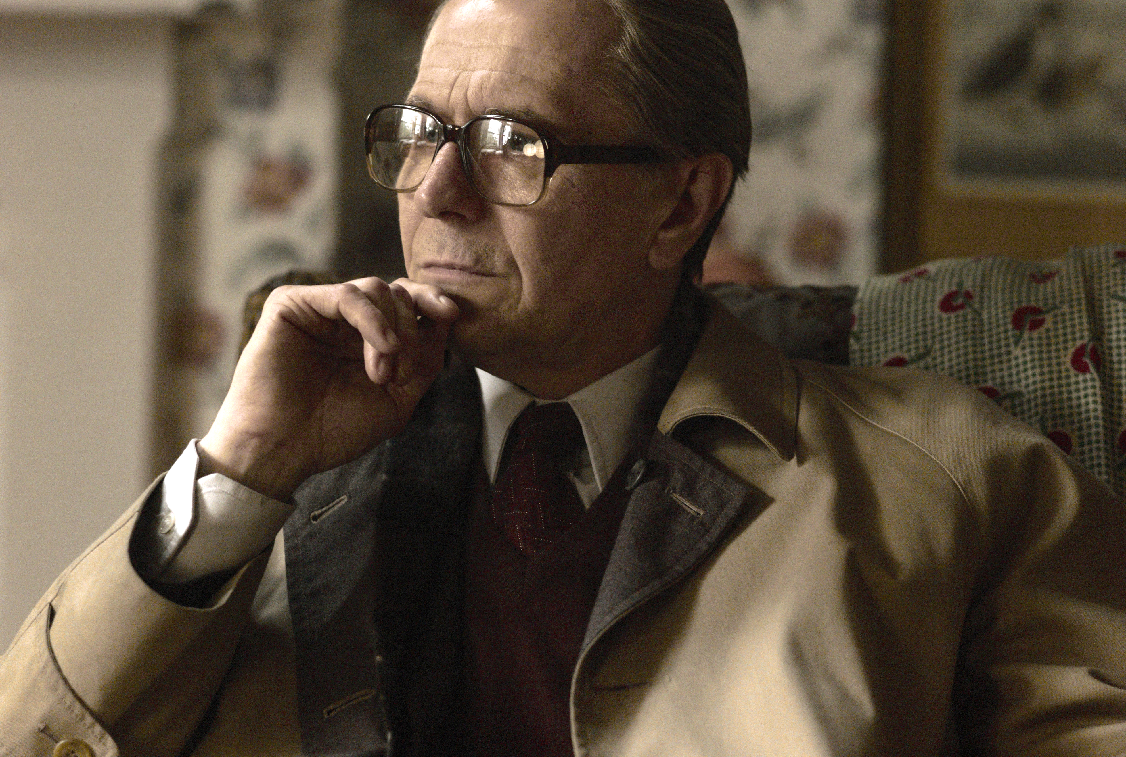 Netflix - Em O Espião que Sabia Demais, Gary Oldman é George Smiley, um  veterano da divisão de elite do serviço secreto inglês conhecida como  Circo. O filme foi muito elogiado pela